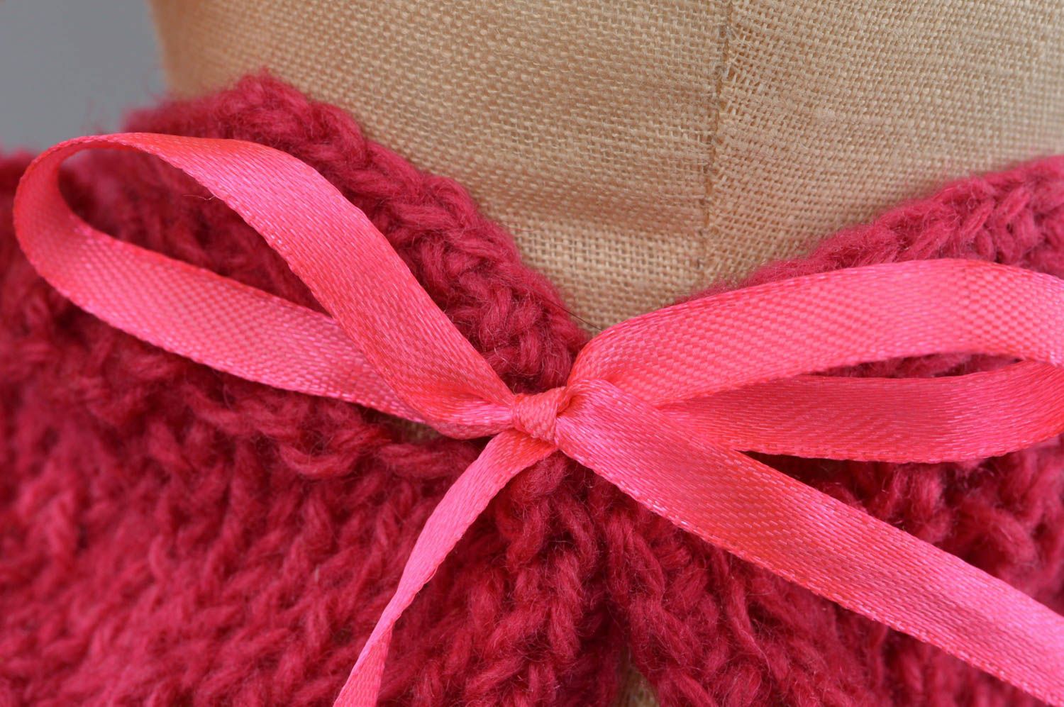 Juguete de peluche tejido artesanal original bonito liebre en falda a cuadros foto 2
