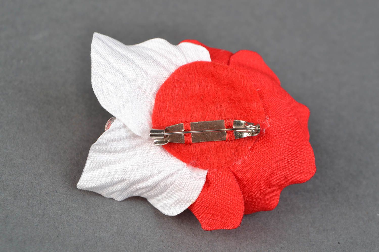 Broche fleur rouge en satin originale faite main Rose accessoire pour femme photo 4