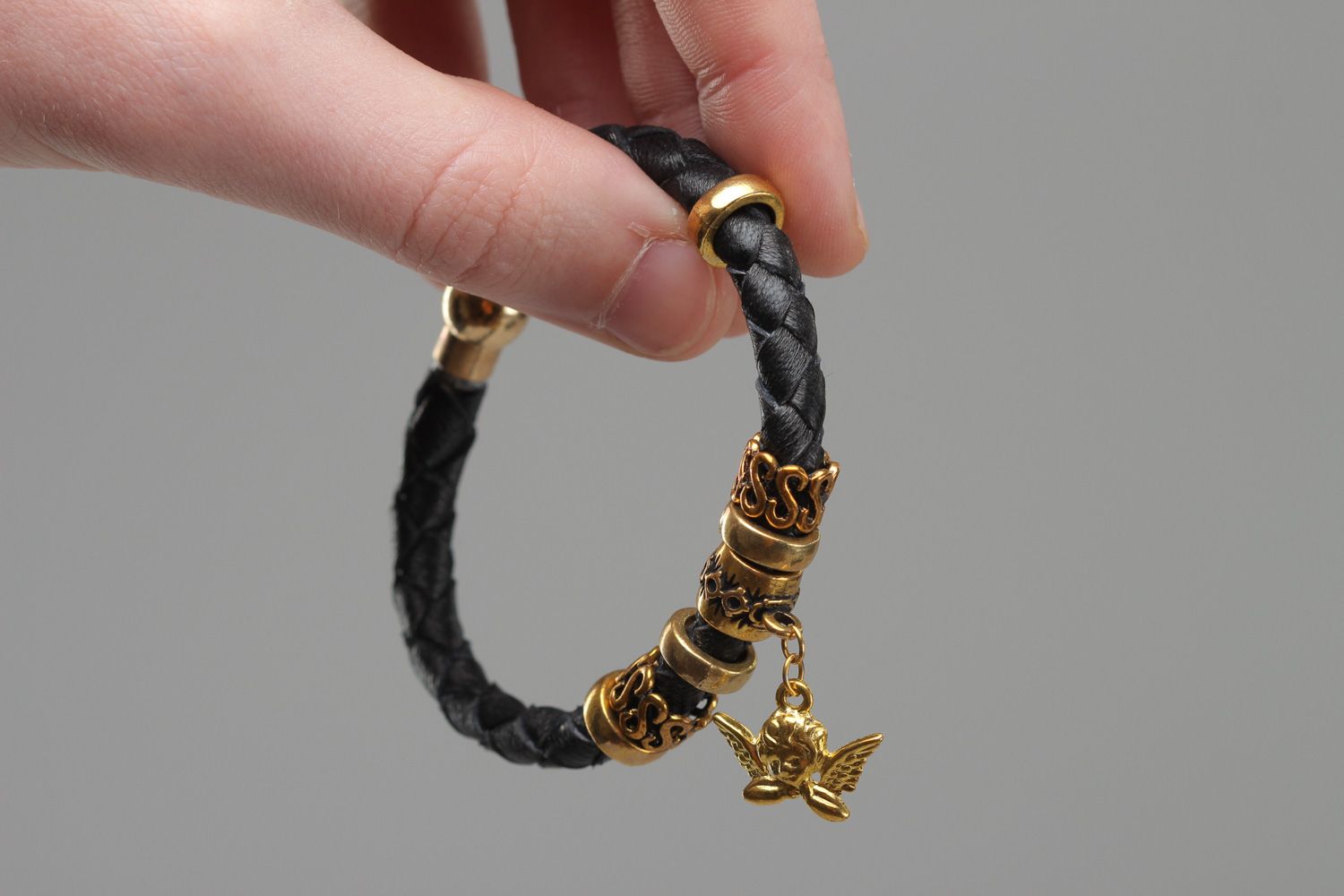 Bracelet fait main de vrai cuir noir tressé avec pendeloque métallique photo 5