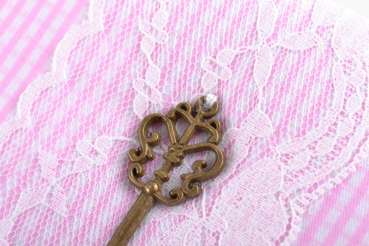 Carnet rose avec couverture en tissu et dentelle décoré de clé fait main femme photo 2