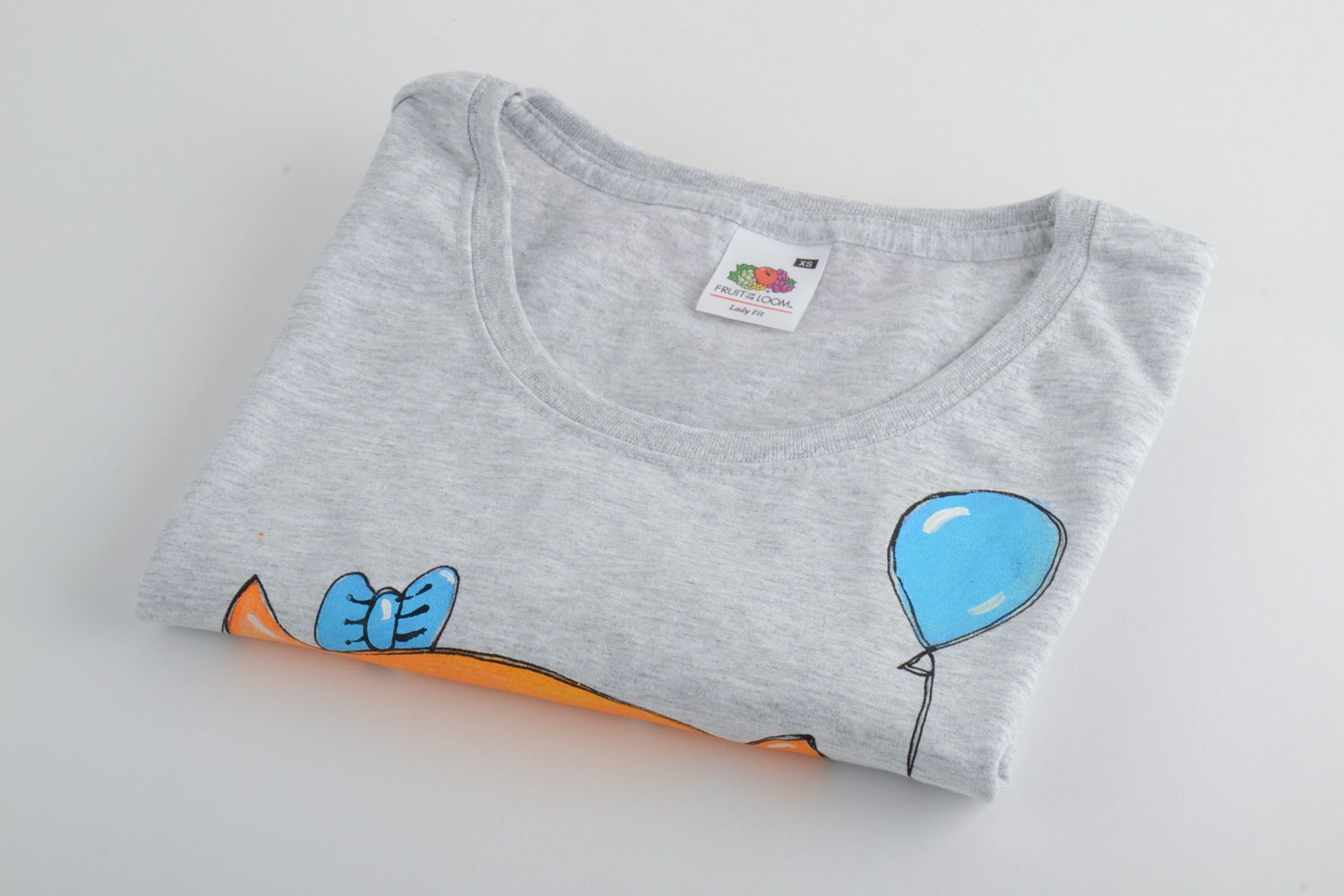 Handmade gray cotton T-shirt with acrylic painting in the shape of cute cat  photo 4