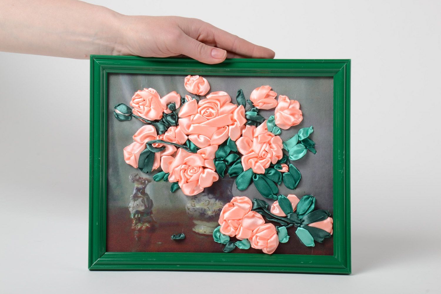Schönes gesticktes Wandbild Blumen aus Atlasbändern in Rahmen aus Holz handmade für Interieur foto 5
