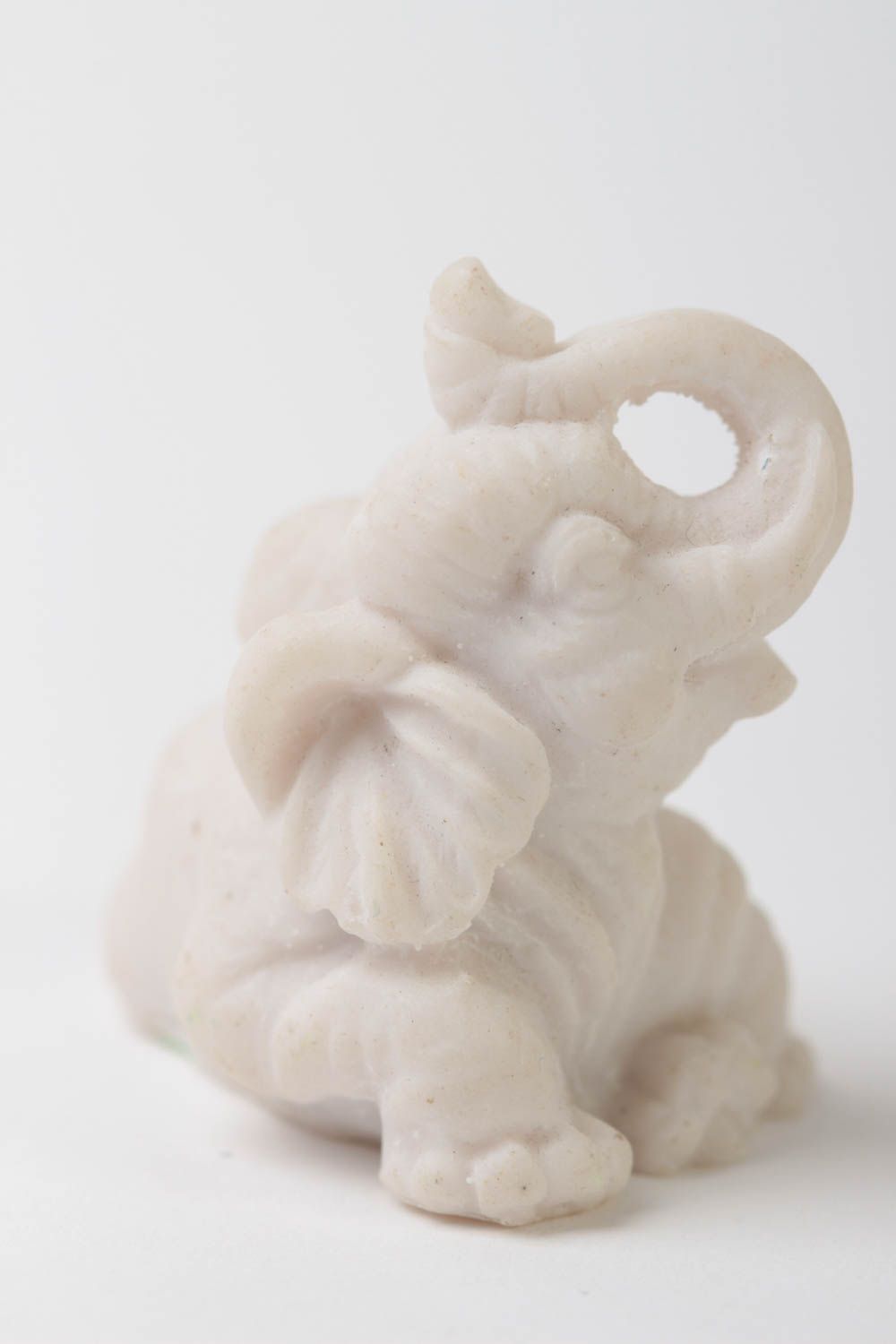 Миниатюрная статуэтка нэцкэ слон из полимерной смолы и мраморной пудрой хендмейд фото 2