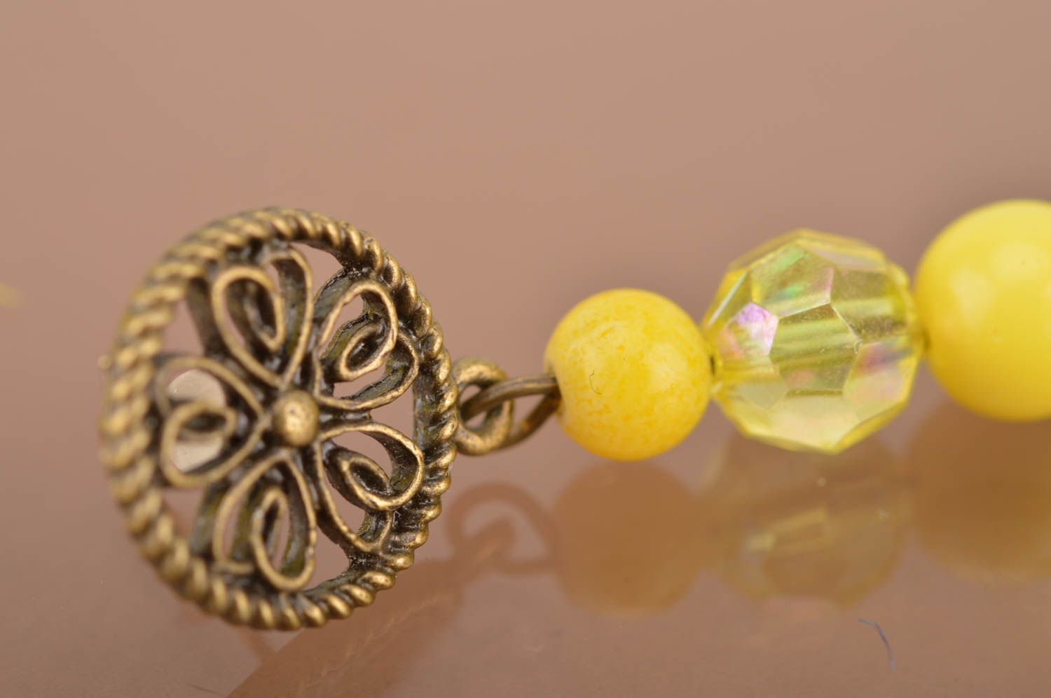 Originelle bunte lange Ohrringe mit gelben Federn handgemacht im Boho Stil foto 4