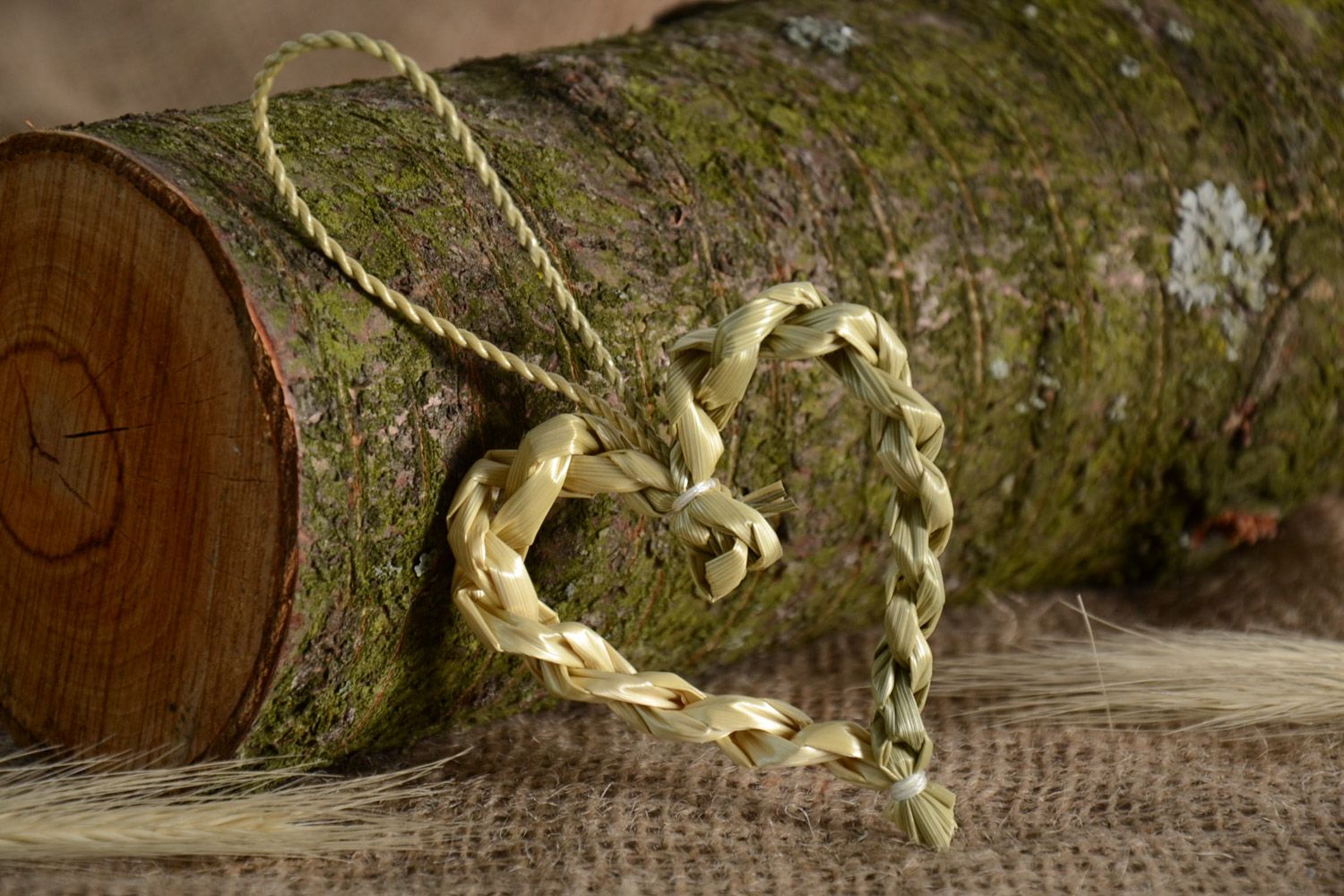 Интерьерная подвеска плетеная из соломы ручной работы в виде сердца эко-декор фото 1