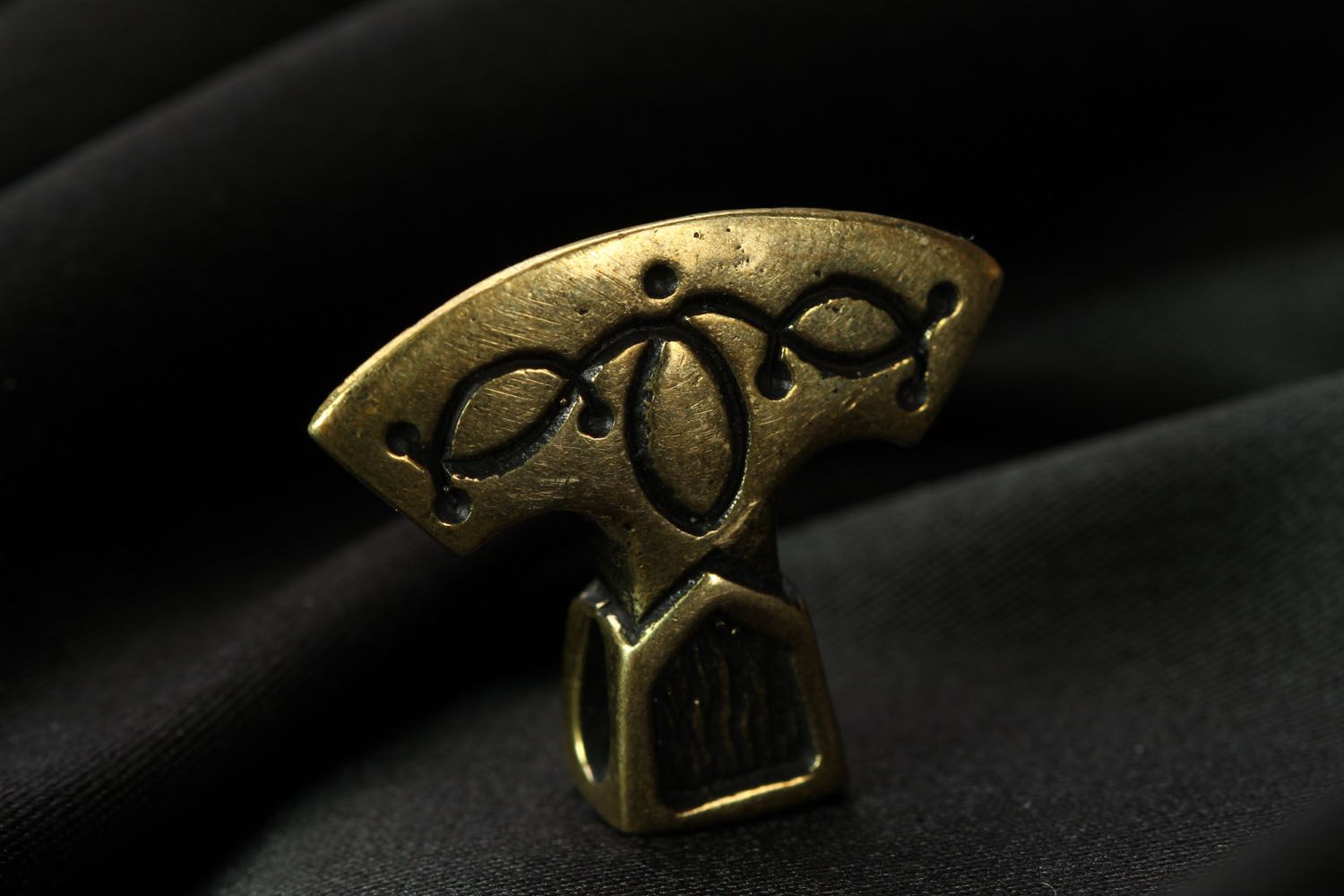 Pendentif en bronze fait main Hache de Péroun photo 1
