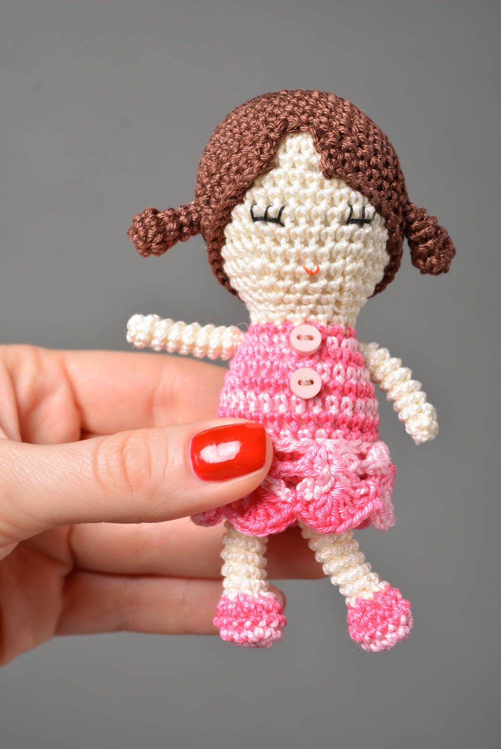 Мягкая игрушка кукла ручной работы кукла крючком маленькая Девочка в розовом фото 3