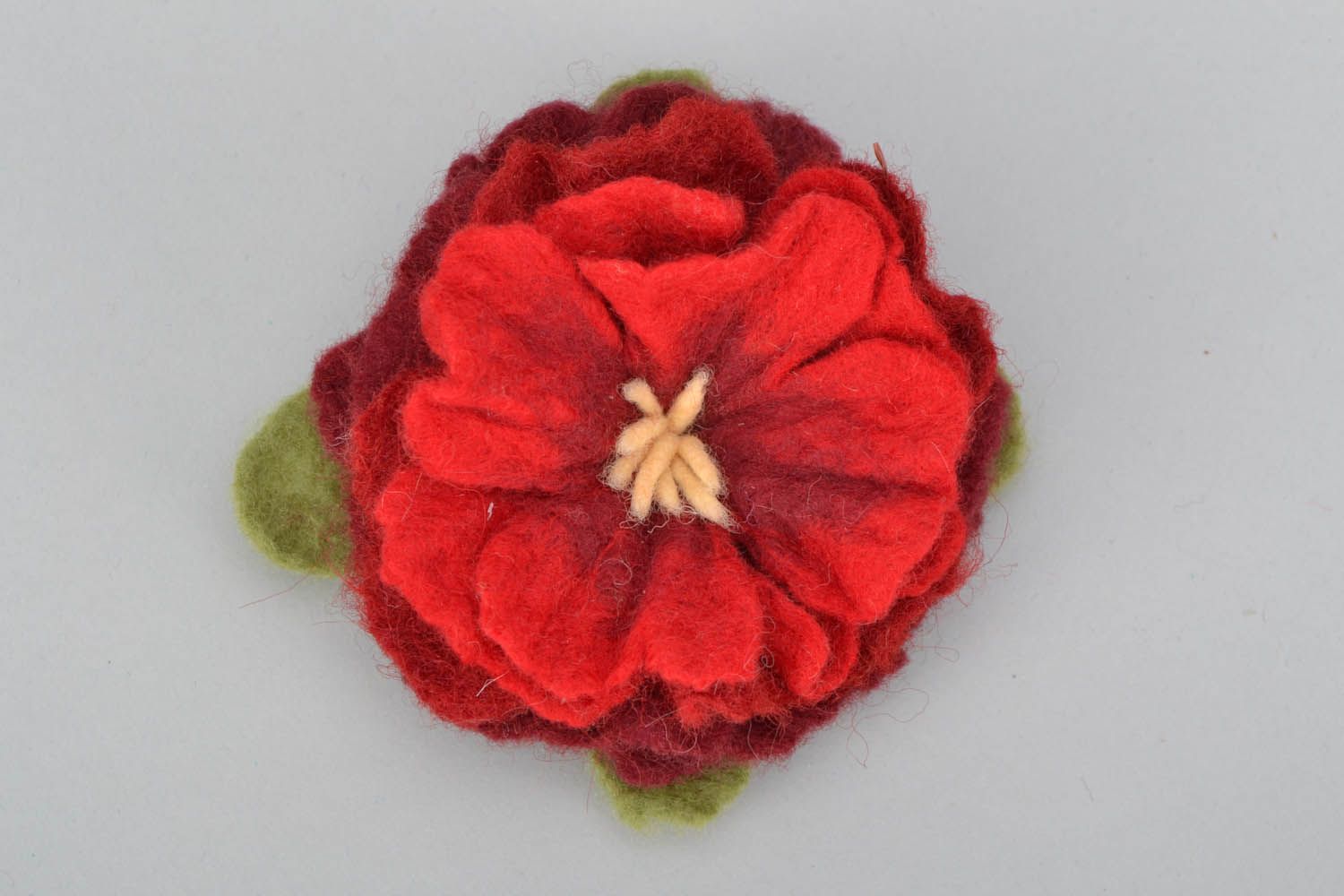 Broche de lã artesanal Flor vermelha acessório de mulher foto 4