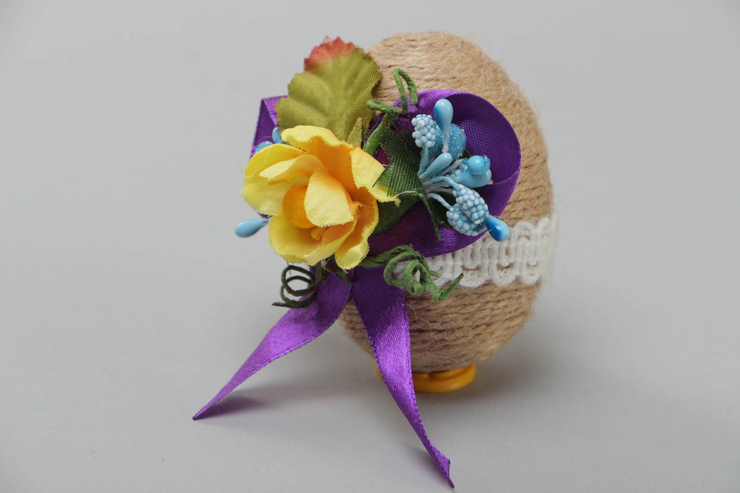 Huevo de madera envuelto en bramante con flores y encaje para decoración hecho a mano  foto 2