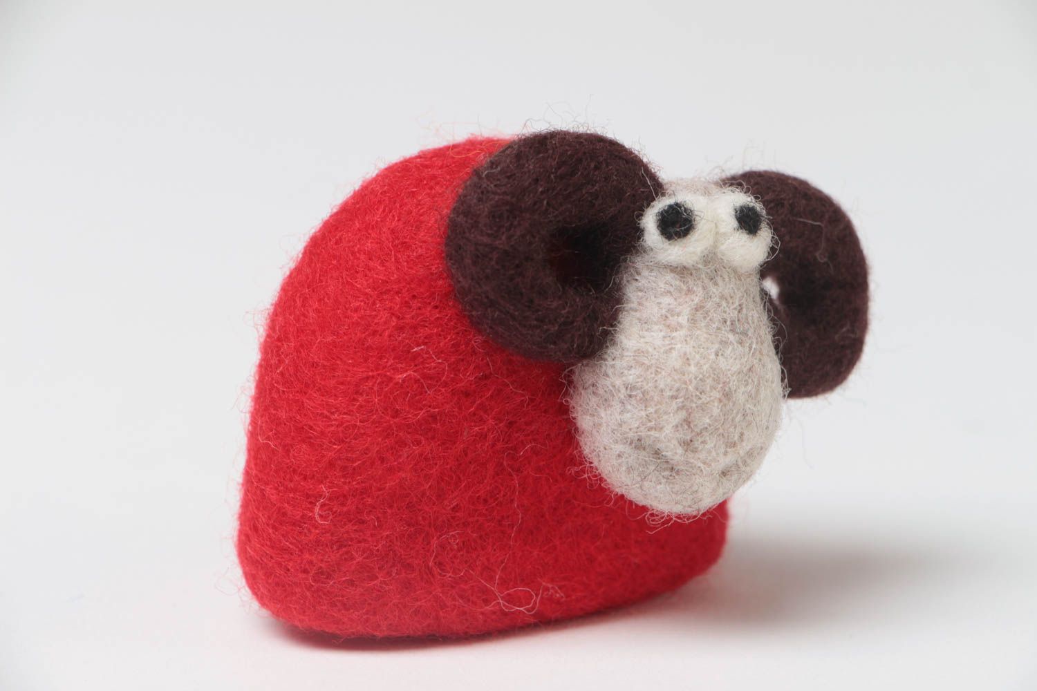 Petite figurine en laine feutrée décorative faite main originale Mouton rouge photo 2
