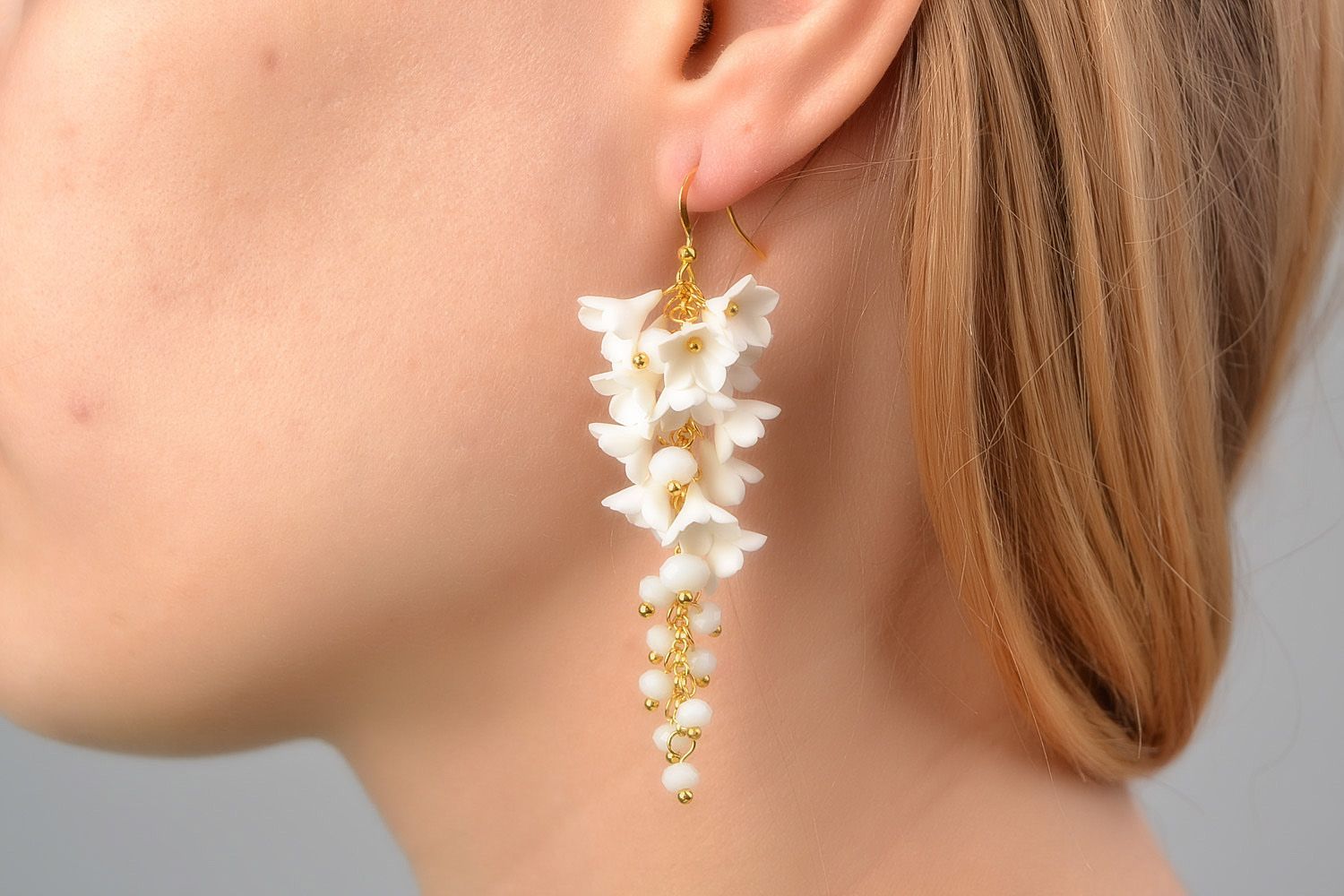 Handmade long dangling floral earrings of white color with crystal beads photo 2