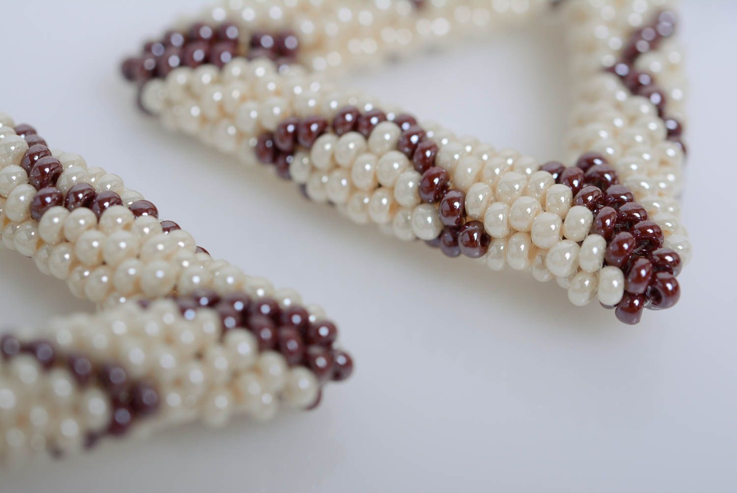 Boucles d'oreilles en perles de rocaille blanc brun triangulaires faites main photo 3