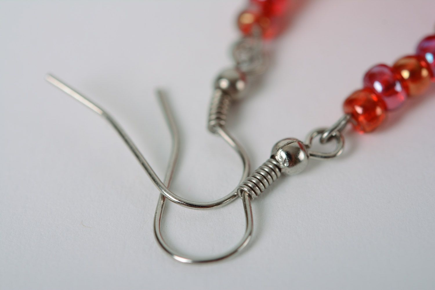 Petites boucles d'oreilles en perles de fantaisie en tricot rouges faites main photo 5