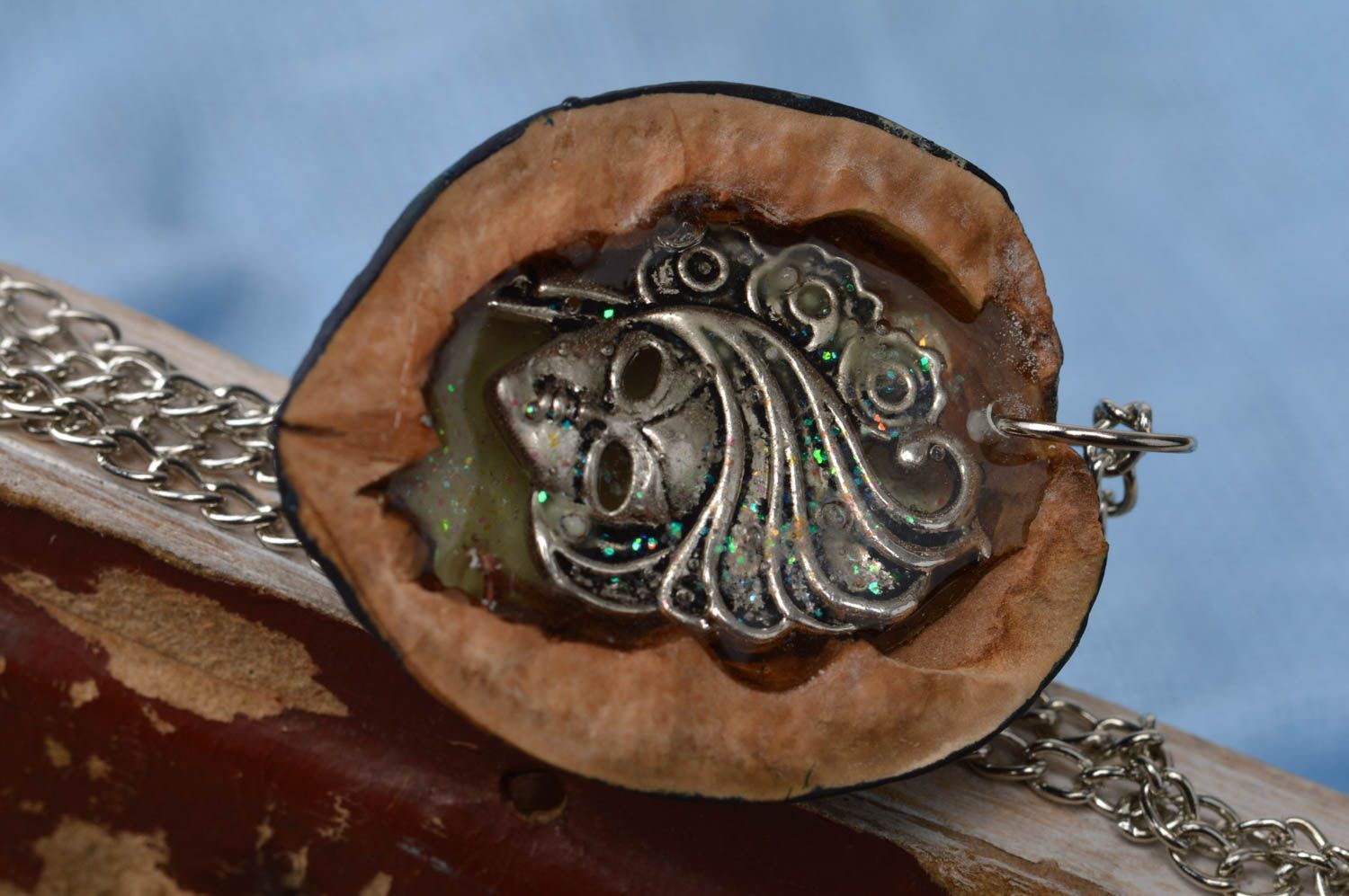 Joli pendentif sur chaîne métallique et écale du noix fait main lumineux photo 4
