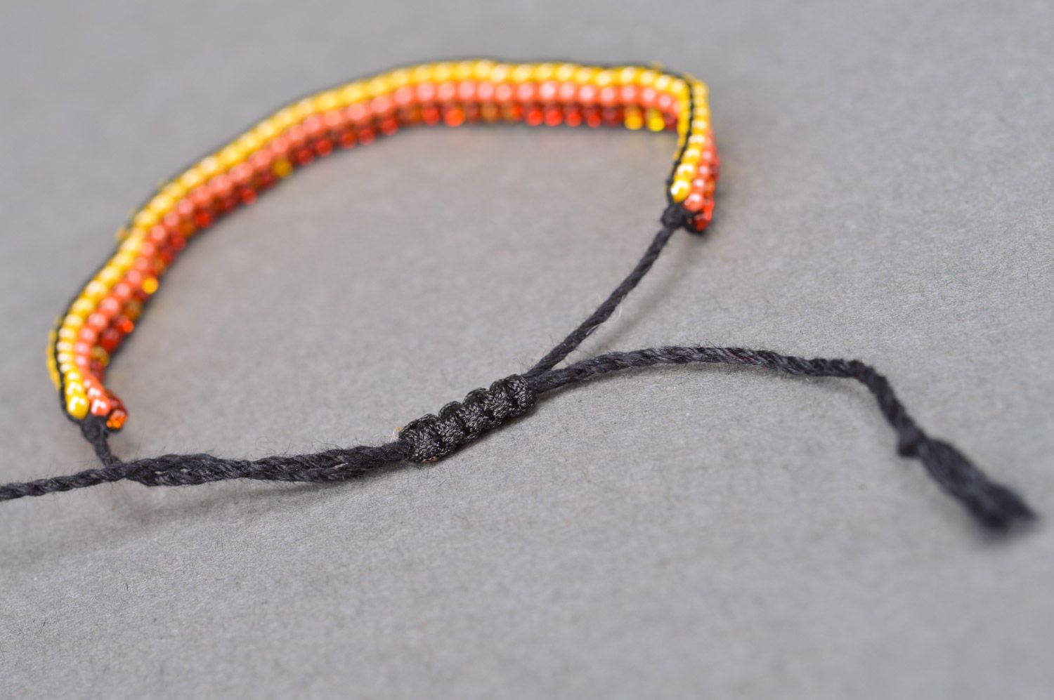 Тонкий плетеный браслет на руку из бисера ручной работы трехцветный для девушки фото 5