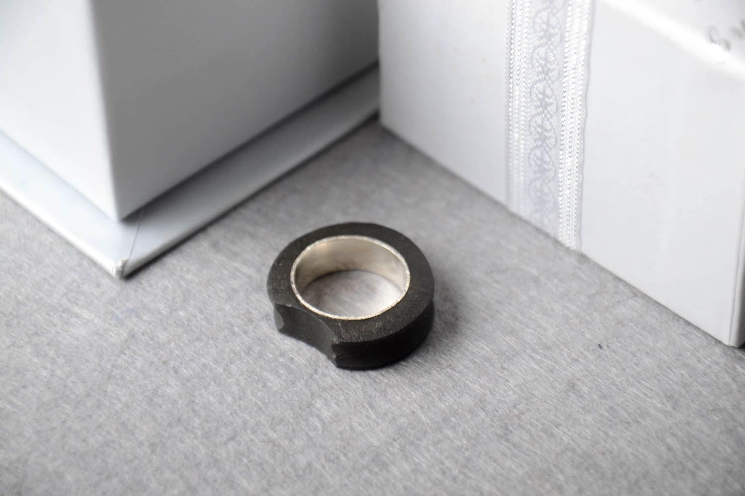 Необычное кольцо хэнд мейд женское кольцо из бетона черное массивная бижутерия фото 1