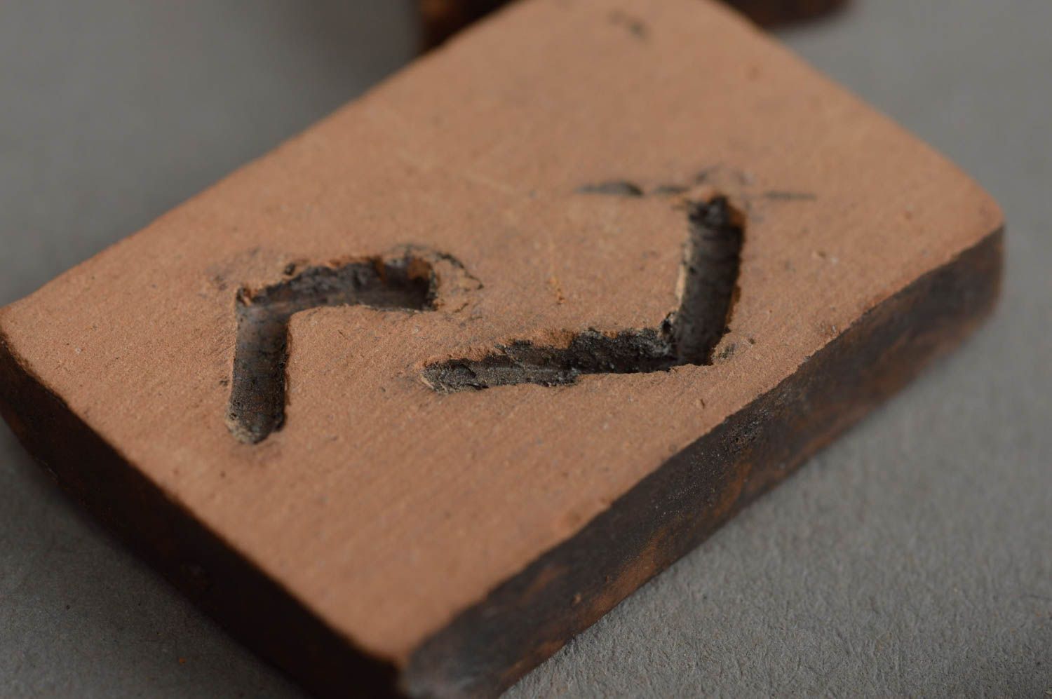 Runas escandinavas de arcilla abecedario antiguo regalo original para hombre  foto 5