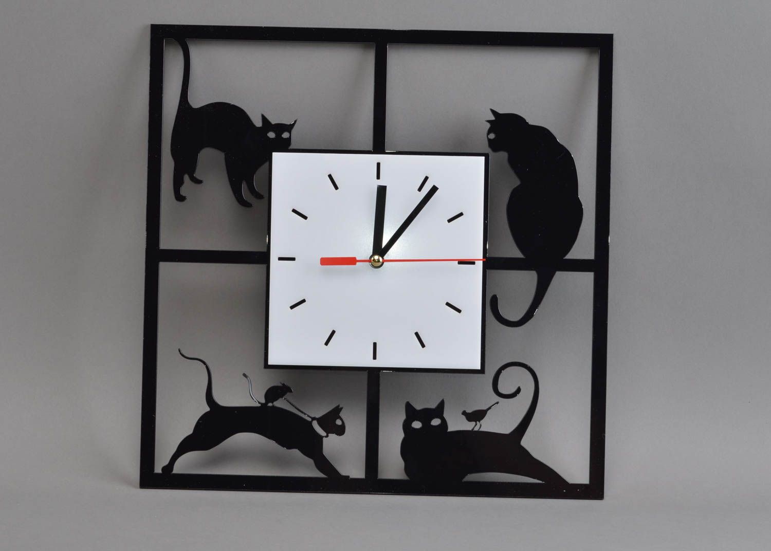 Horloge faite main en verre acrylique noire décoration carrée avec chats photo 2