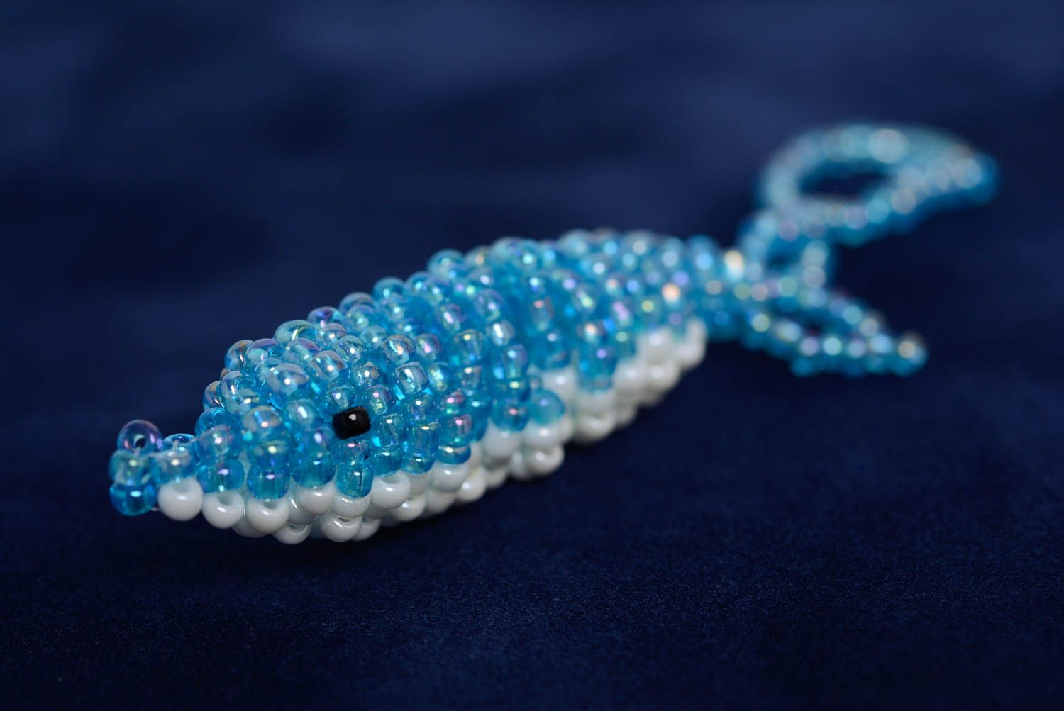 Porte-clés breloque fait main en perles de rocailles en forme de dauphin bleu photo 1