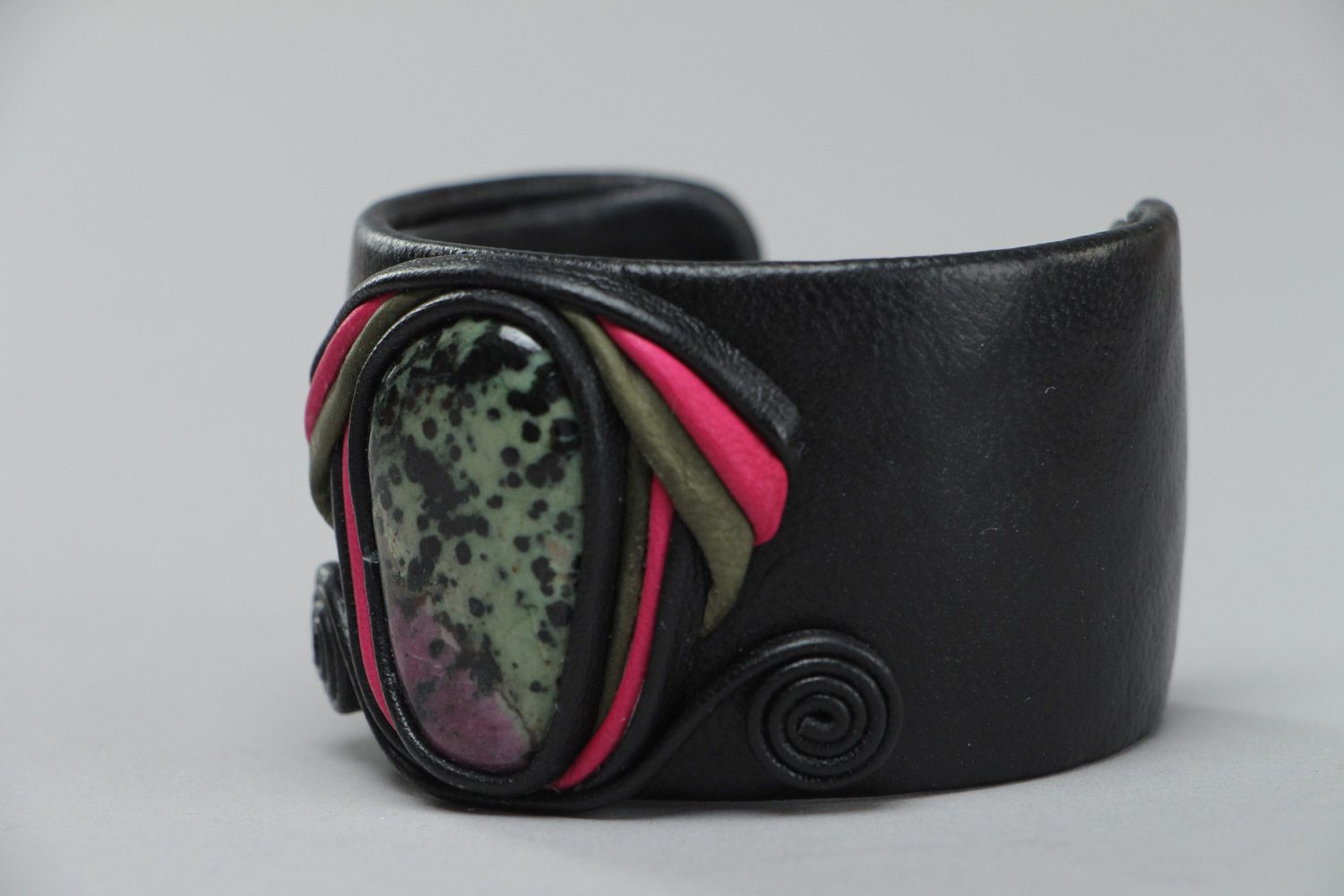 Широкий кожаный браслет с рубином с регулируемым размером ручной работы черный фото 3