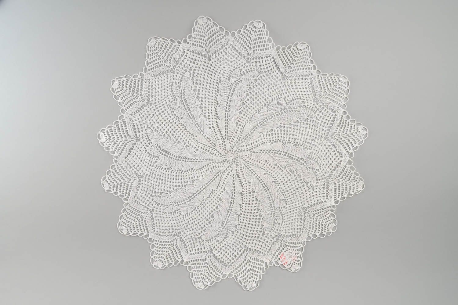 Servilleta tejida artesanal de color blanco elemento decorativo diseño de casa foto 3