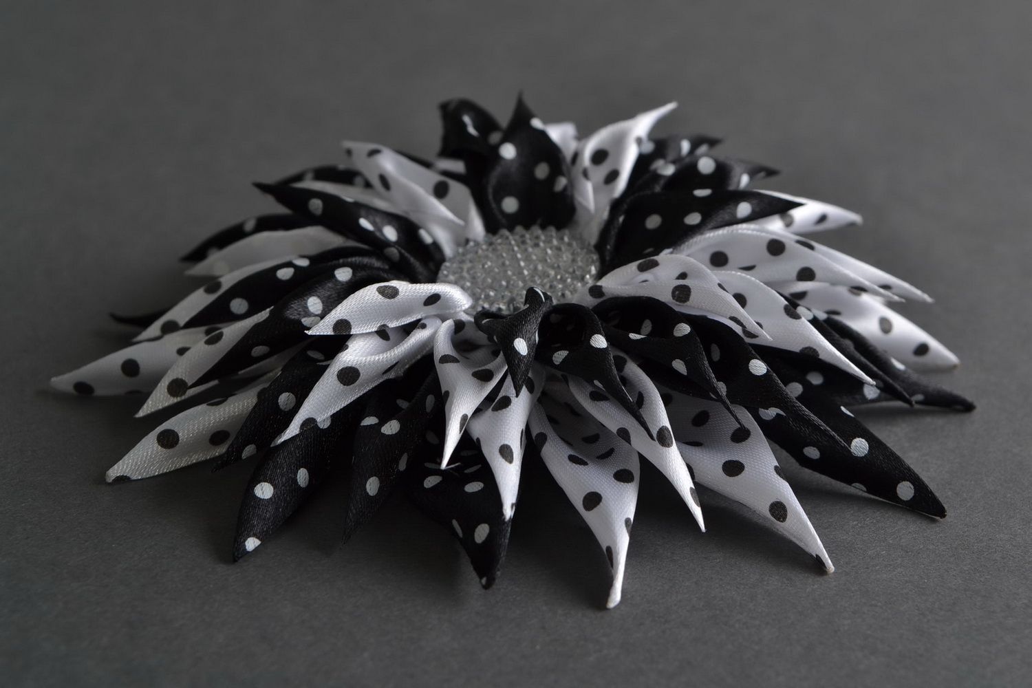 Schwarz weißes Haargummi mit Blume aus Atlasbändern in Kanzashi Technik handmade foto 2