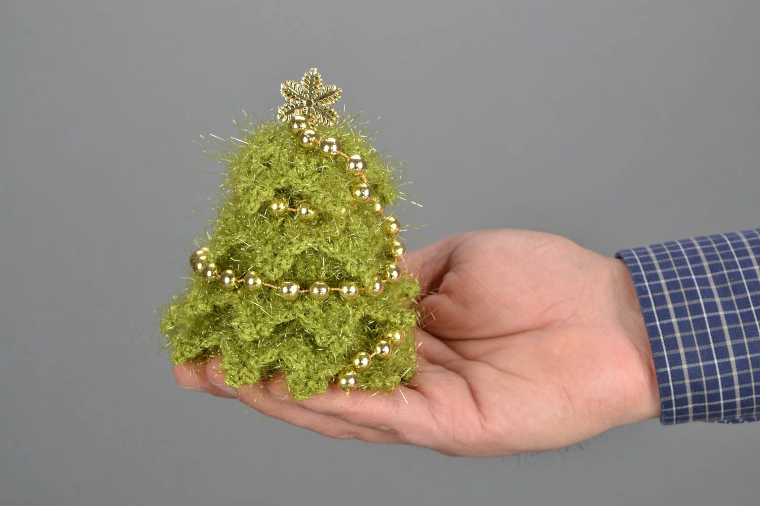 Árvore do Natal decorativa tricotada de fios de algodão foto 1