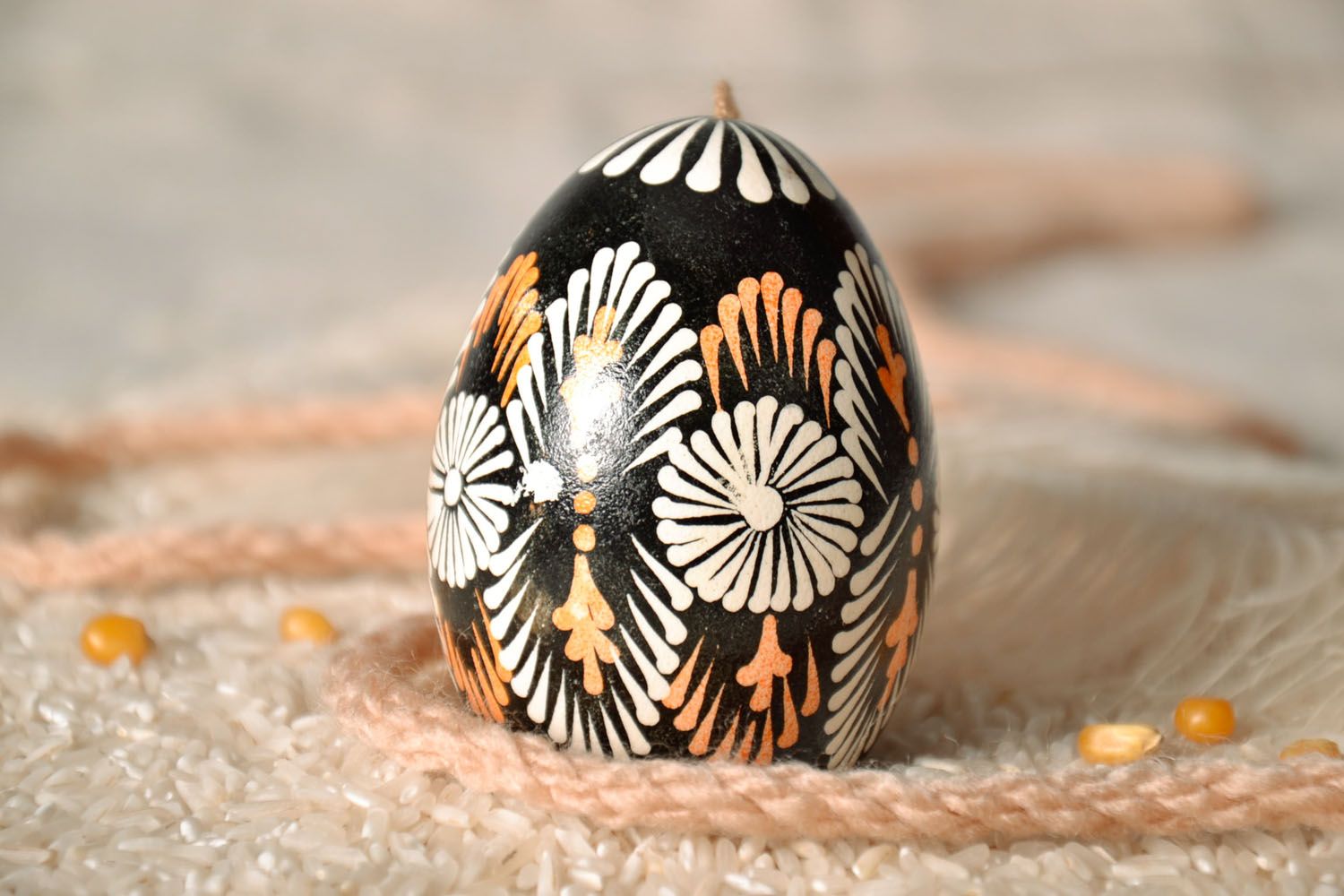 Oeuf de Pâques décoratif fait main original peint avec ornement à suspendre photo 1