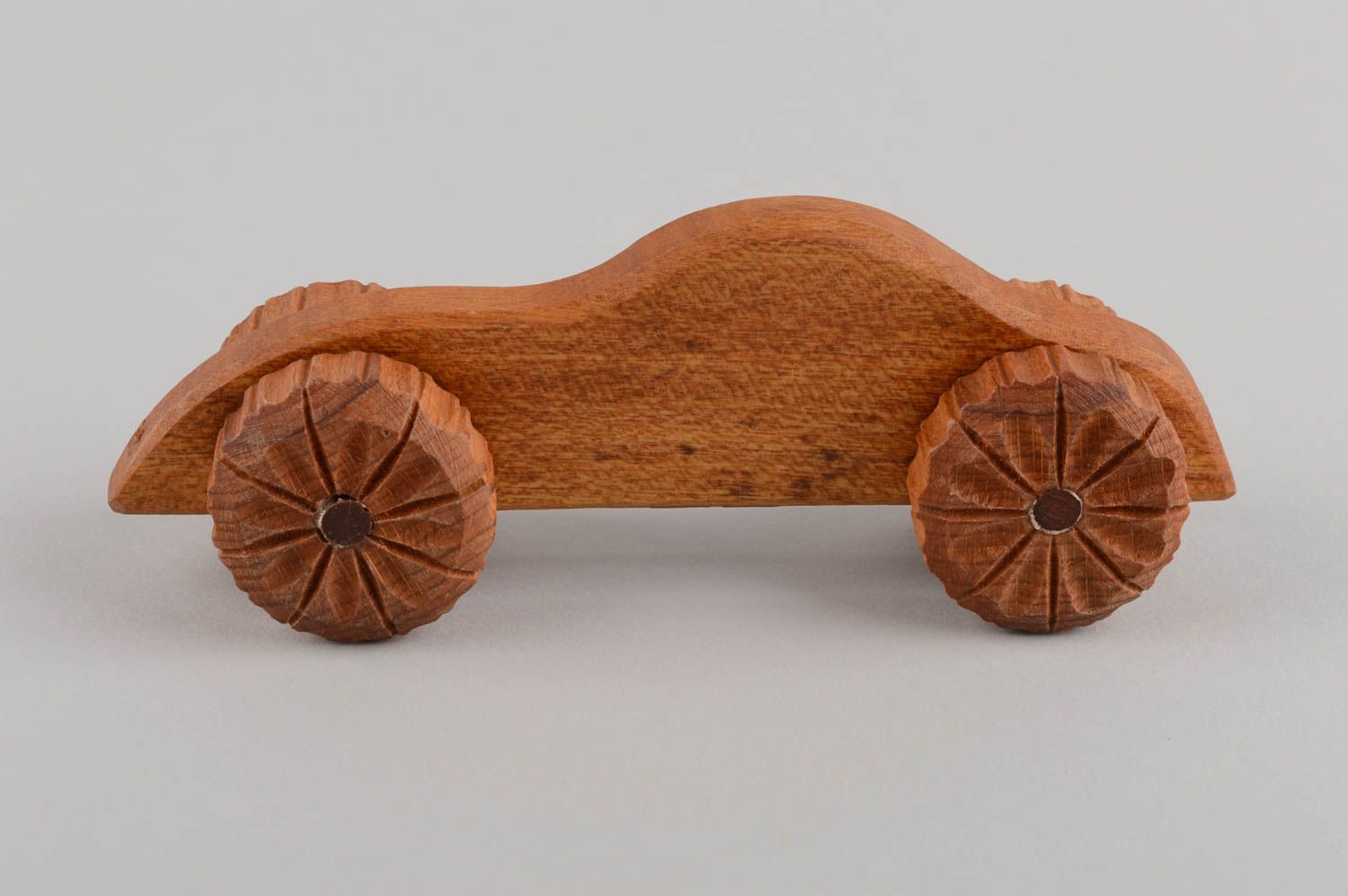 Ungewöhnliches exklusives öko reines handmade Spielzeugauto aus Holz in Braun foto 3