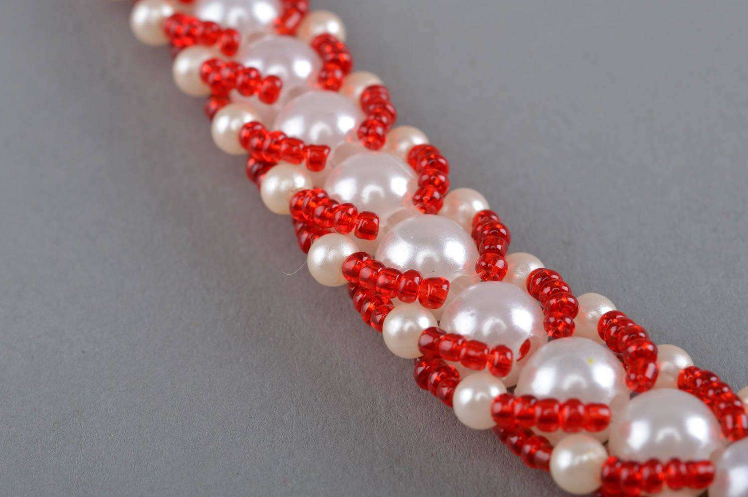 Collier en perles de fantaisie et perles de rocaille blanc-rouge fait main stylé photo 3
