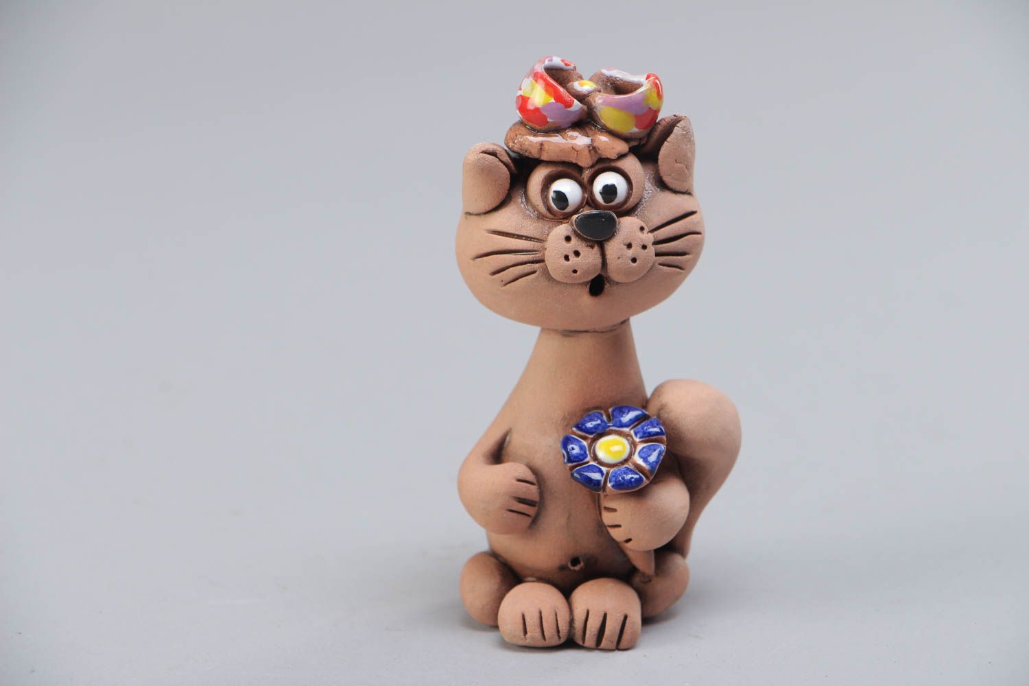 Фигурка кошки из глины расписанная красками маленькая красивая ручной работы фото 2