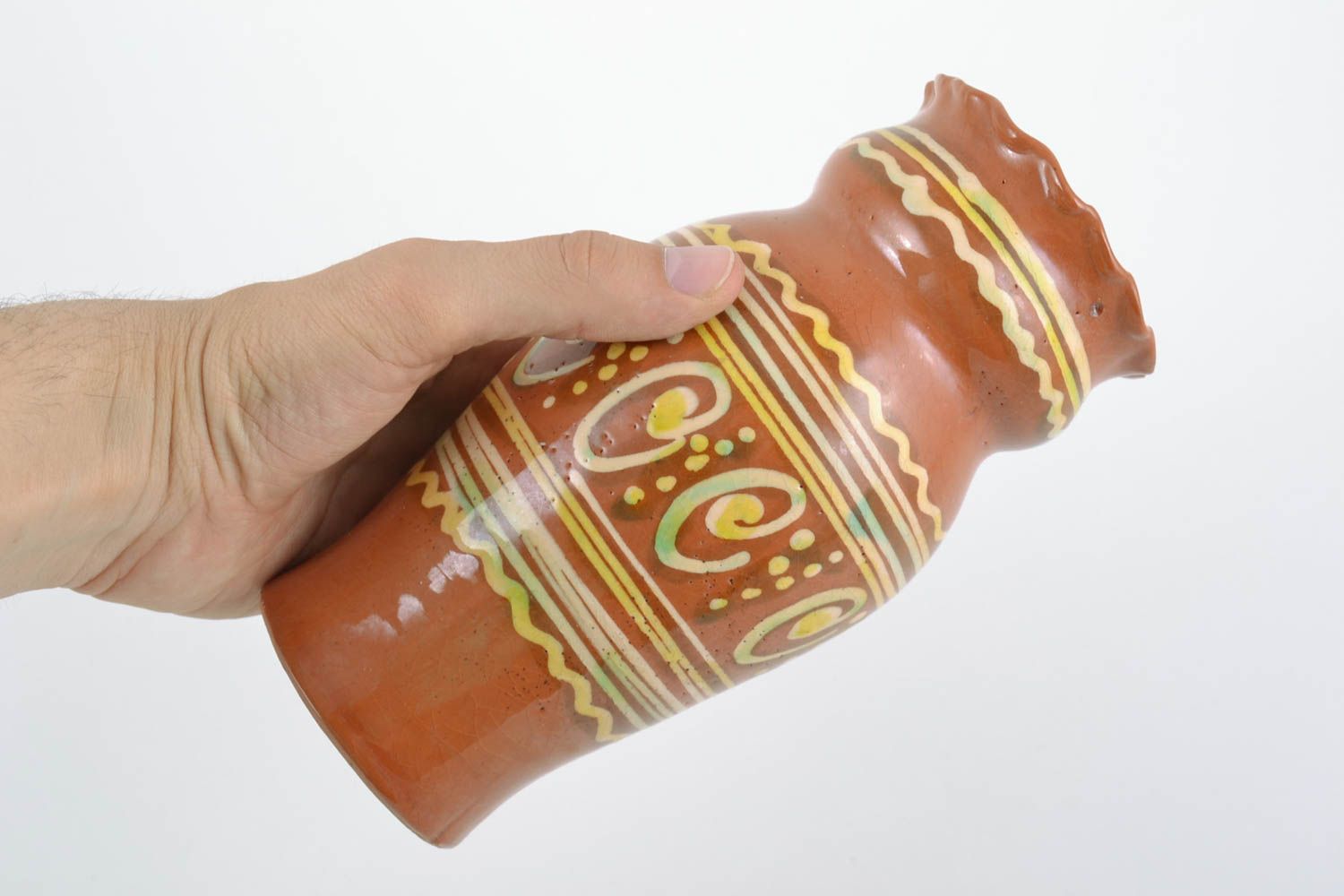 Небольшая ваза необычной формы из глины с росписью коричневая ручной работы фото 2