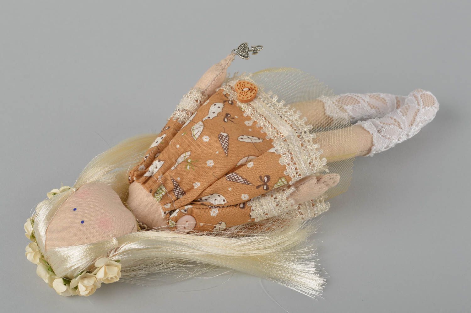 Handmade Designer Puppe im braunen Kleid Stoff Spielzeug Deko Puppe mit Kranz foto 3