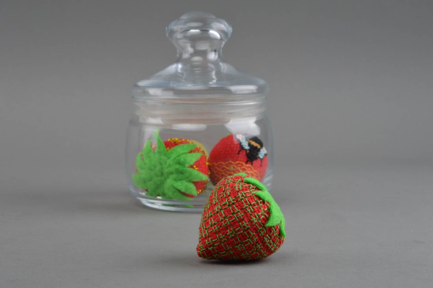 Jouet mou décoratif en canevas et fils moulinés fait main fraise rouge photo 1