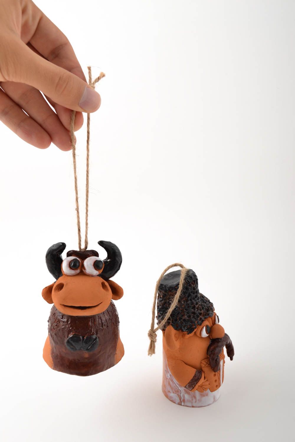 Campanelli d'autore in ceramica fatti a mano a forma di pastore con mucca
 foto 5