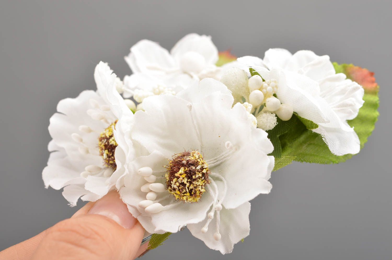Pinces à cheveux fleurs blanches artificielles 2 pièces faites main pour fille photo 3