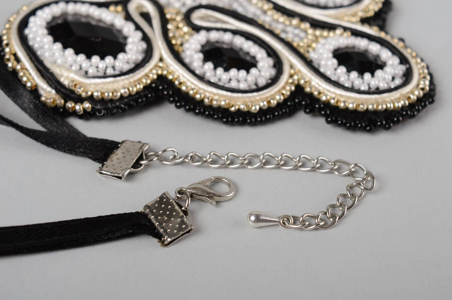 Вышитое ожерелье ручной работы колье сутажная вышивка сутажное колье черное фото 4