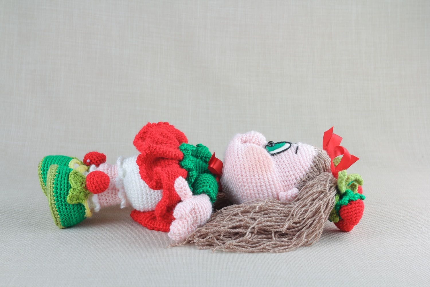 Brinquedo macio têxtil feito à mão de tecido para decoração Menina morango foto 4