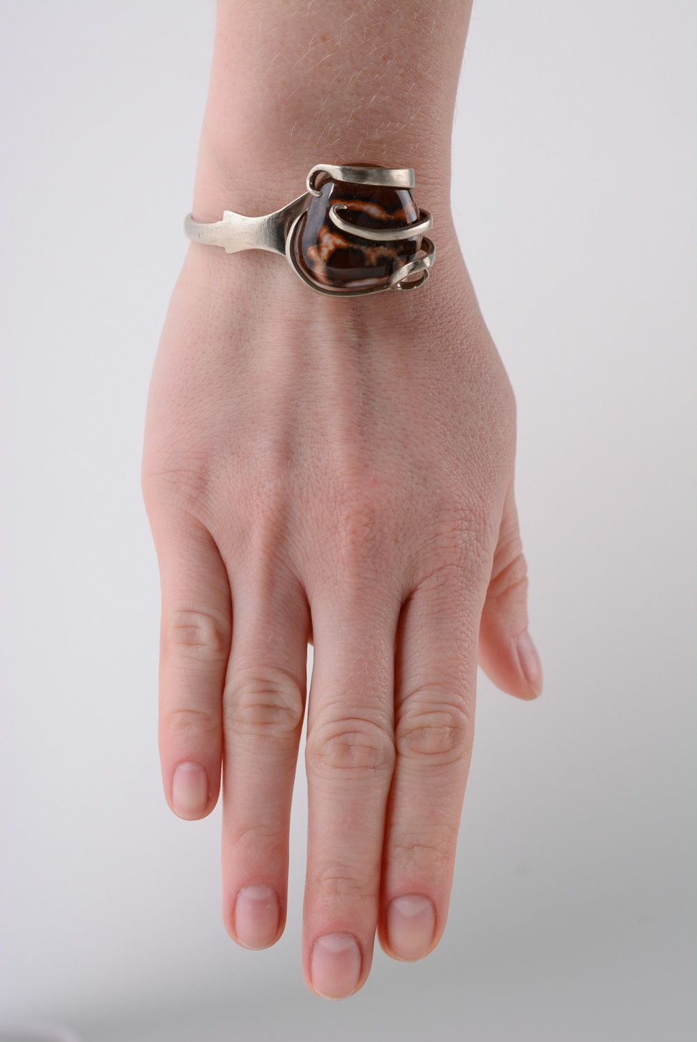 Авторский металлический браслет на руку с натуральным камнем фото 3