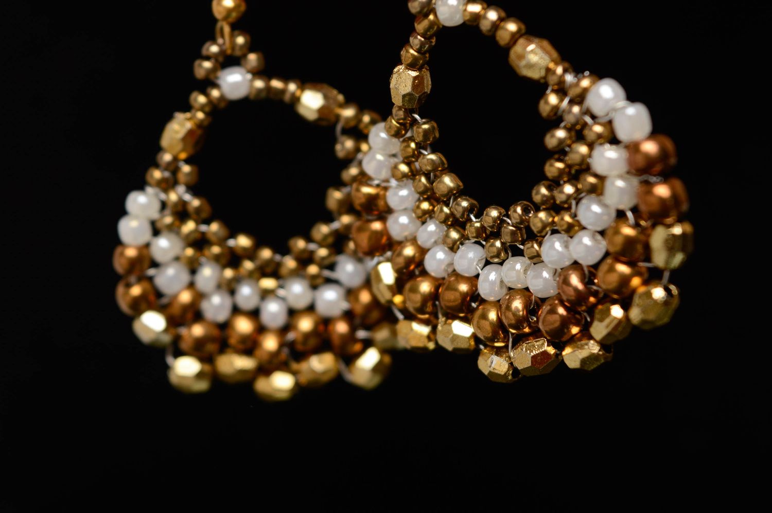 Boucles d'oreilles en perles de rocaille dorées et blanches faites main photo 4