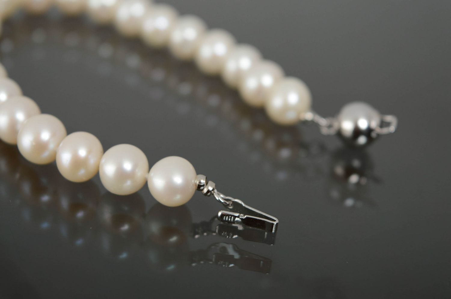Weißes Armband aus natürlichen Perlen foto 4