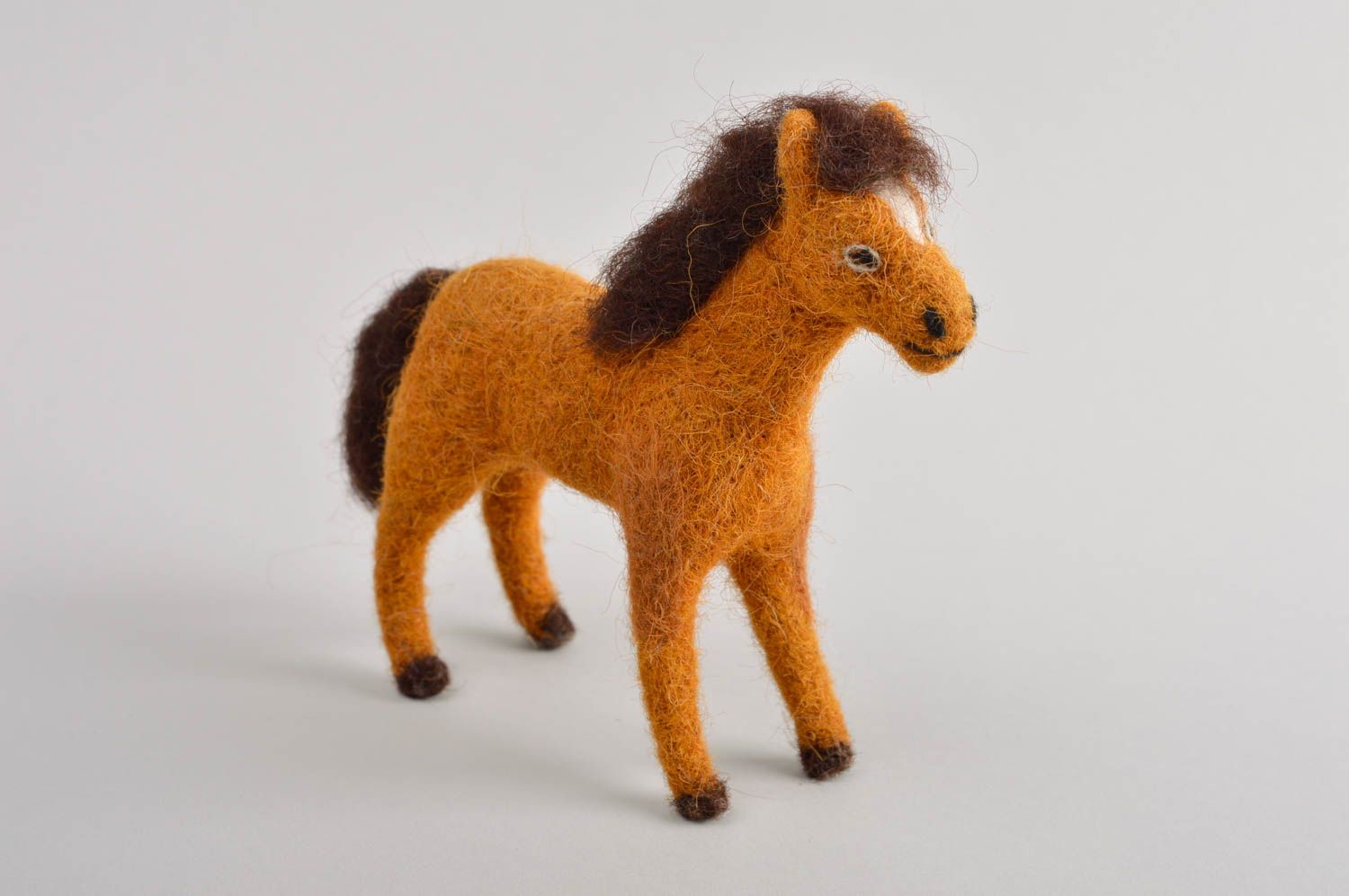 Peluche cheval marron Jouet fait main en laine feutrée Cadeau pour enfant photo 2