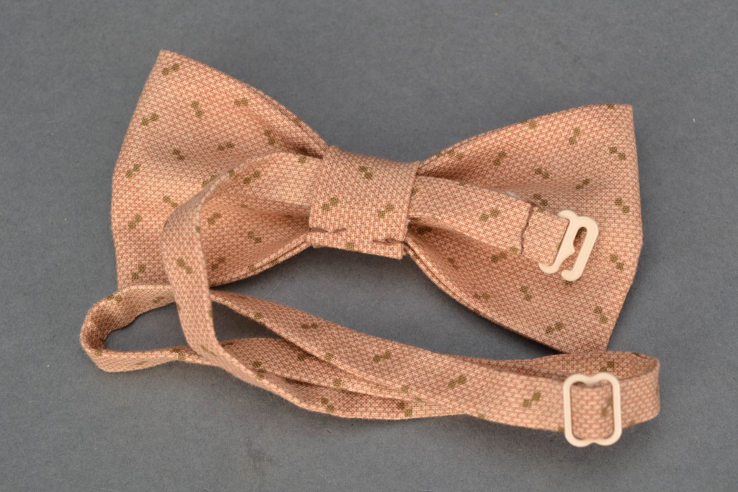 Текстильный галстук-бабочка бежевый фото 4