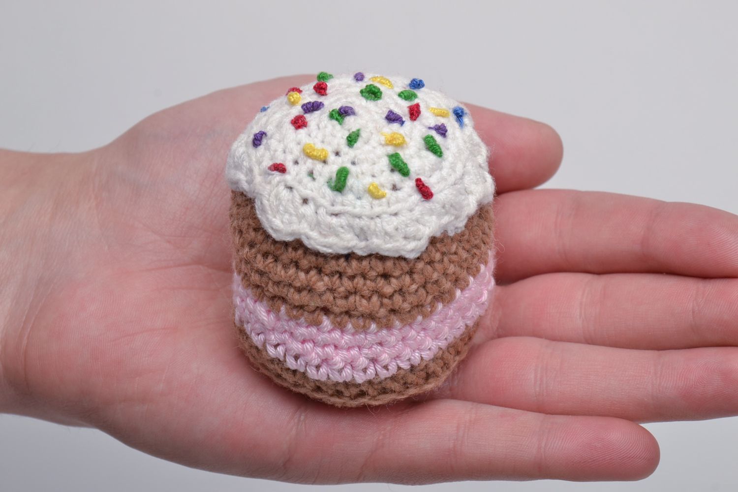 Petit jouet décoratif tricoté mou fait main en forme de gâteau délicieux photo 5
