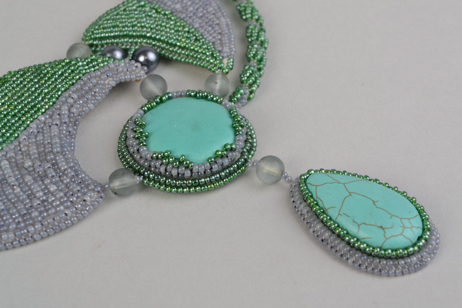 Grand collier en perles de rocaille et pierres naturelles vert fait main photo 3