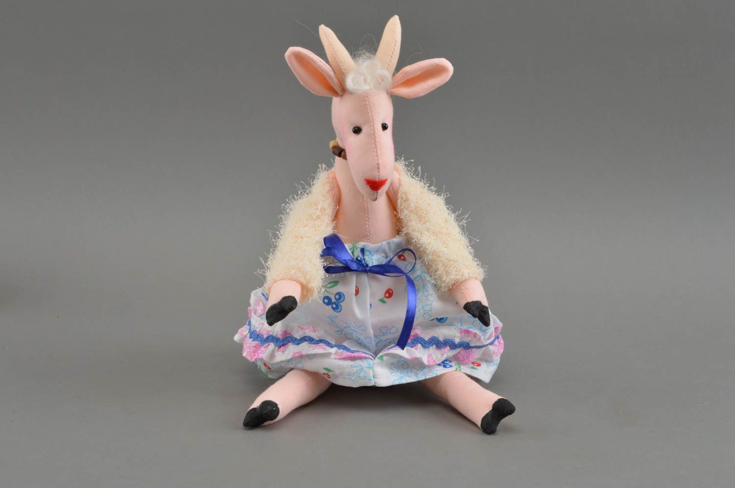 Тканевая игрушка в виде овечки смешная в платье необычная ручной работы фото 2
