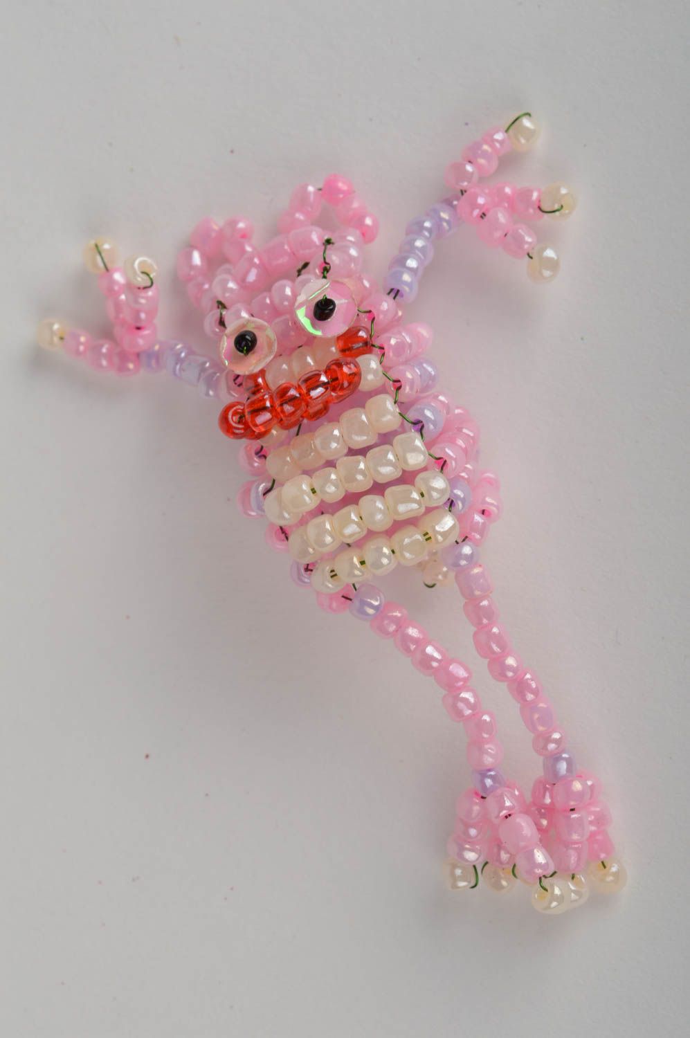 Смешная игрушка на палец в виде лягушки из бисера розовая ручной работы фото 2