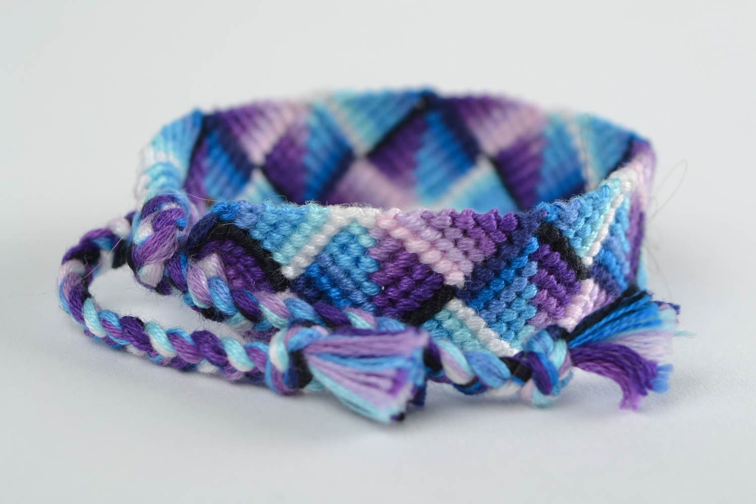Bracelet en fils multicolores de tons bleus tressé en macramé à motif fait main photo 4