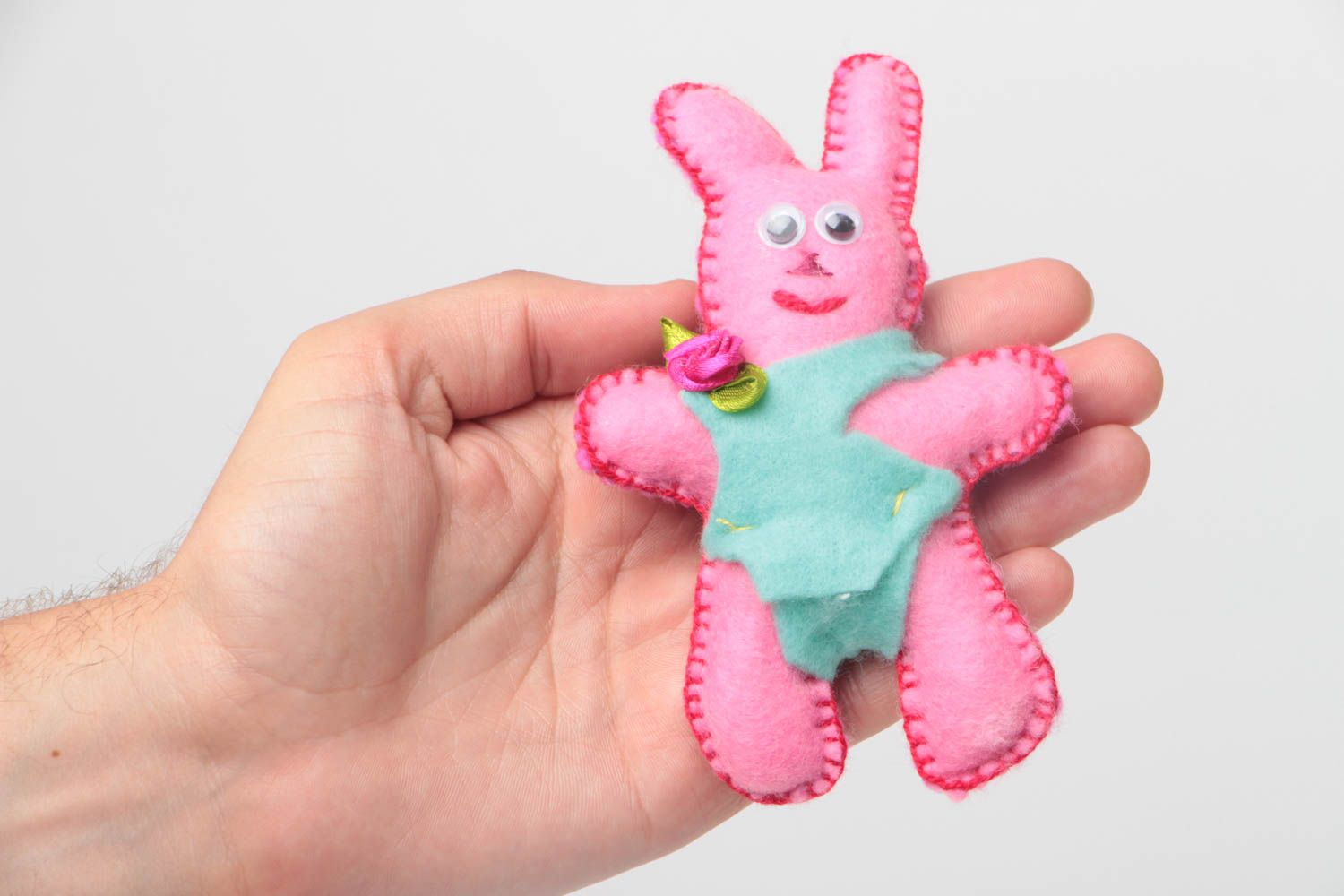 Petit jouet lapin rose en feutre fait main original cadeau pour enfant photo 5