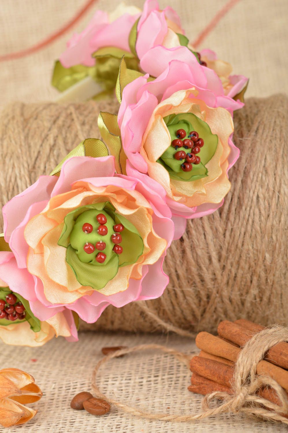 Serre-tête avec fleurs en rubans de satin rose-crème fait main Pivoines photo 1